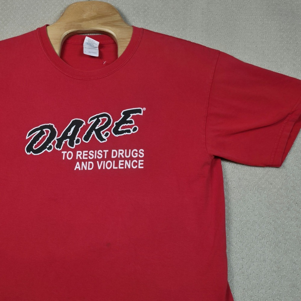 Vintage DARE T-Shirt Mens L Red Graphic Tee 90s Y2K To Resist Drugs & Violence